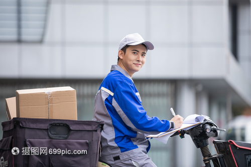 快遞小哥的堅(jiān)守 戶外高效收取快遞包裝